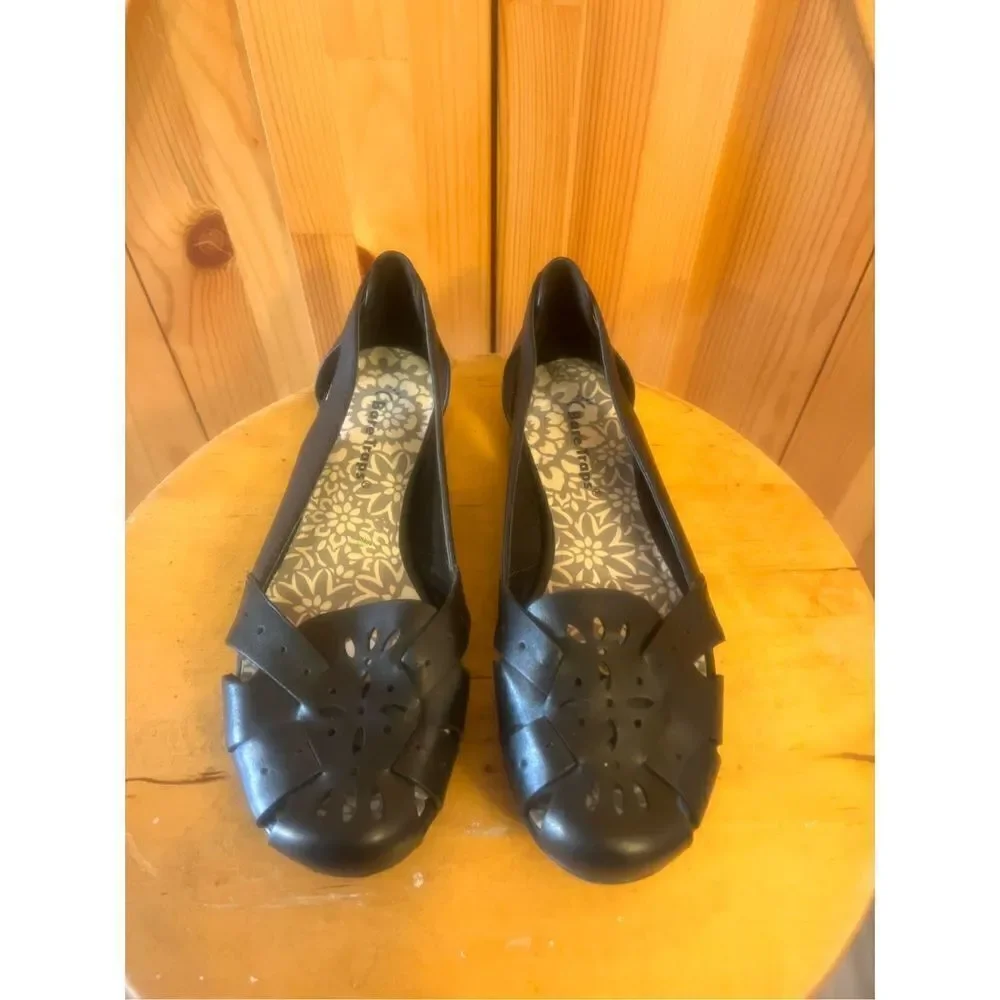 Bare Traps Womens Size 5.5M Westley Vegan Perforated Slip On Flat Sandals Black